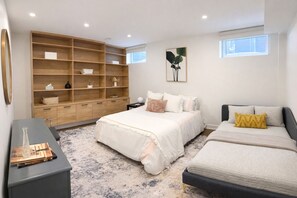 1 bedroom, iron/ironing board, WiFi, bed sheets - West Toronto Luxury B&B Humber River Suite - Steps to UP Express - Airport-Union (Toronto)