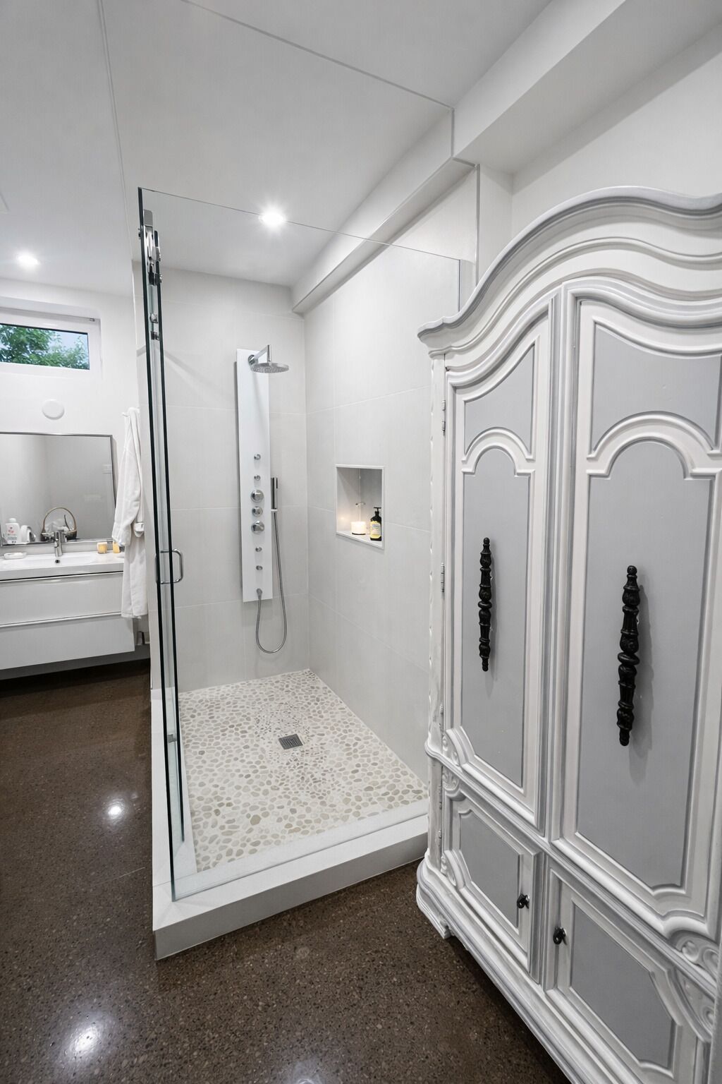 Douche, séchoir à cheveux, serviettes fournies, savon