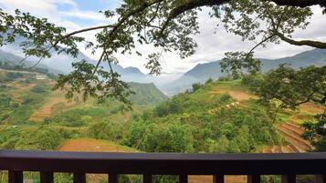 Bungalow Deluxe, 1 trĂšs grand lit, balcon, vue jardin | Enceinte de lâhĂ©bergement