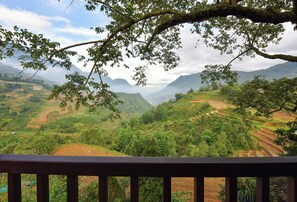 Deluxe-Bungalow, 1 King-Bett, Balkon, Gartenblick | Unterkunftsgelände