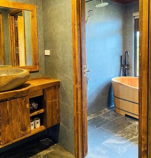 Deluxe bungalow, Meerdere bedden, balkon, uitzicht op bergen | Badkamer | Pantoffels