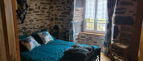 3 habitaciones y tabla de planchar con plancha