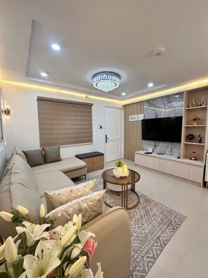 Smart TV - Stylish 2BR Condo,Resort-Style Living, Free Parking, High-Speed Wifi, Workspaces (Cebu City)