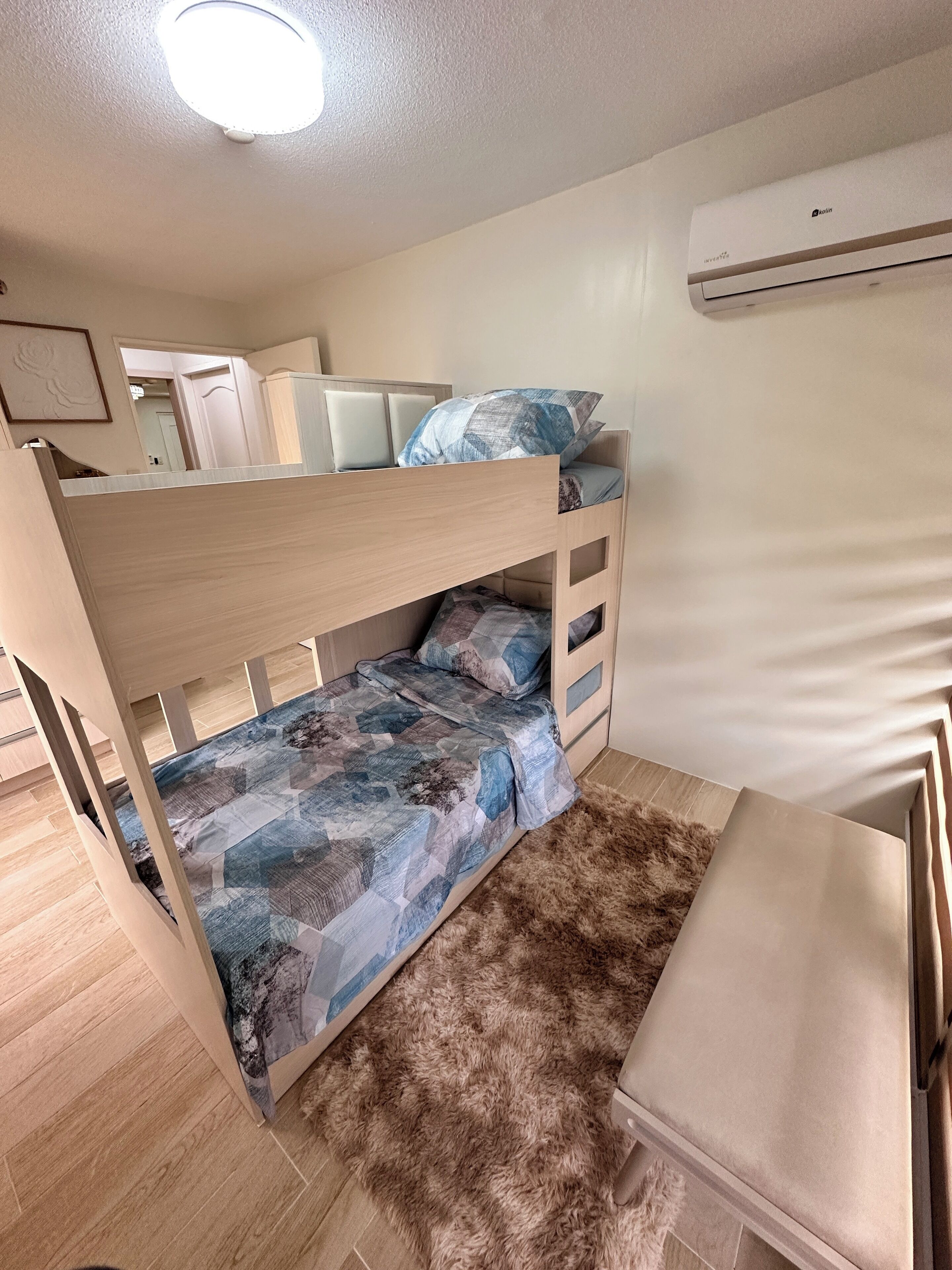 2 室のベッドルーム、デスク、WiFi (無料)、ベッドシーツ