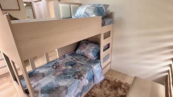 2 室のベッドルーム、デスク、WiFi (無料)、ベッドシーツ