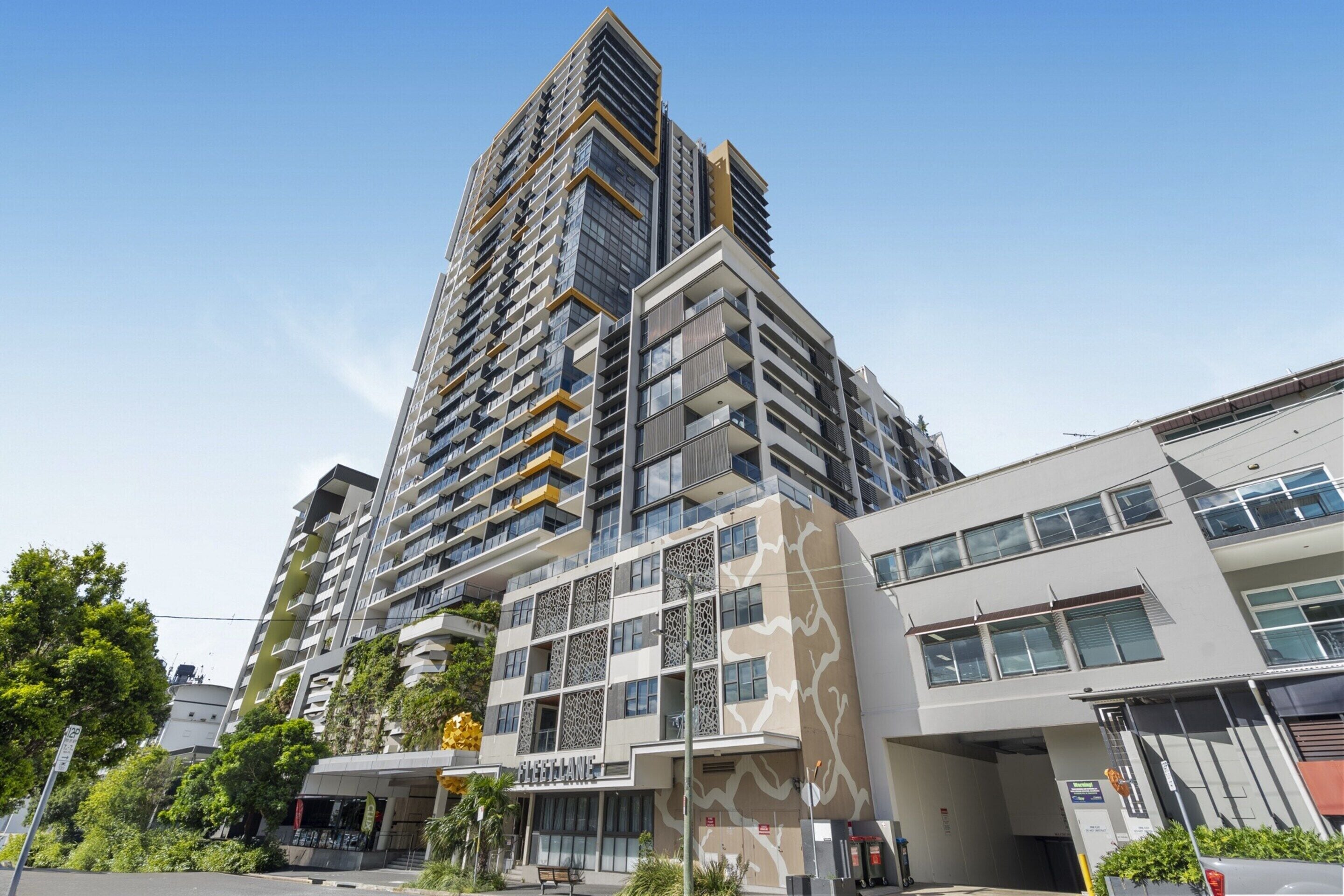 Un immeuble de grande hauteur doté de nombreux balcons et d’une architecture moderne.