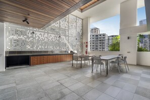 Outdoor dining - Stylish 2-bed Apartment in Central South Brisbane (Brisbane)