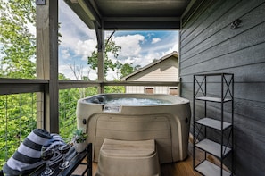 Outdoor spa tub - Brand New “Easy Cabin on Osprey way" (Pigeon Forge)