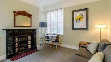 Comfort Apartment, 1 King Bed, Ground Floor | Living area