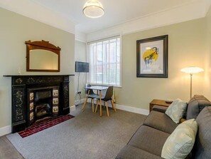 คอมฟอร์ทอพาร์ทเมนท์, เตียงคิงไซส์ 1 เตียง, ชั้นล่าง | บริเวณนั่งเล่น