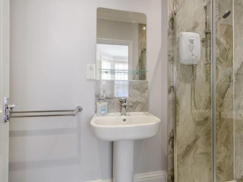 شقة مريحة - سرير ملكي - في الطابق الأرضي | حمام