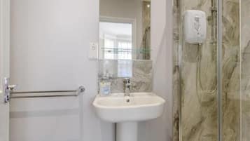Comfort Apartment, 1 King Bed, Ground Floor | Bathroom