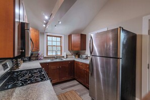 Fridge, microwave, oven, stovetop - Rye's & Shine | Mins to the Beach | Pet Friendly (Rye)