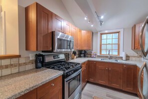 Kylskåp, mikrovågsugn, ugn och spishäll