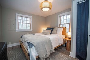 Iron/ironing board, WiFi, bed sheets - Rye's & Shine | Mins to the Beach | Pet Friendly (Rye)