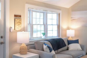 TV, offices - Rye's & Shine | Mins to the Beach | Pet Friendly (Rye)