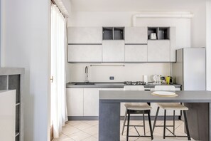 Fridge, microwave, oven, stovetop - By The Lake Old Town - Lake View (Desenzano del Garda)