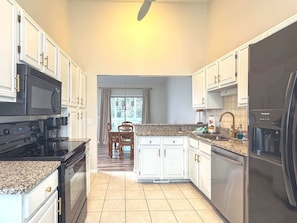 Fridge, microwave, oven, stovetop - Sea Pines Family Home 3 bed 2 ba w bonus room for 8 (Hilton Head Island)