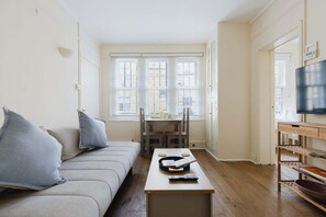 TV - Incredibly Located 1BDR Hideaway in Soho (Greater London)