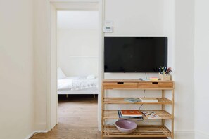 1 bedroom, internet, bed sheets - Incredibly Located 1BDR Hideaway in Soho (Greater London)