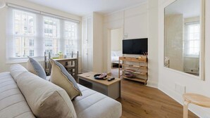 Unclassified image, 4 of 17, button - Incredibly Located 1BDR Hideaway in Soho (Greater London)