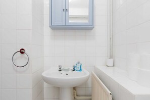 Shower, shampoo - Incredibly Located 1BDR Hideaway in Soho (Greater London)