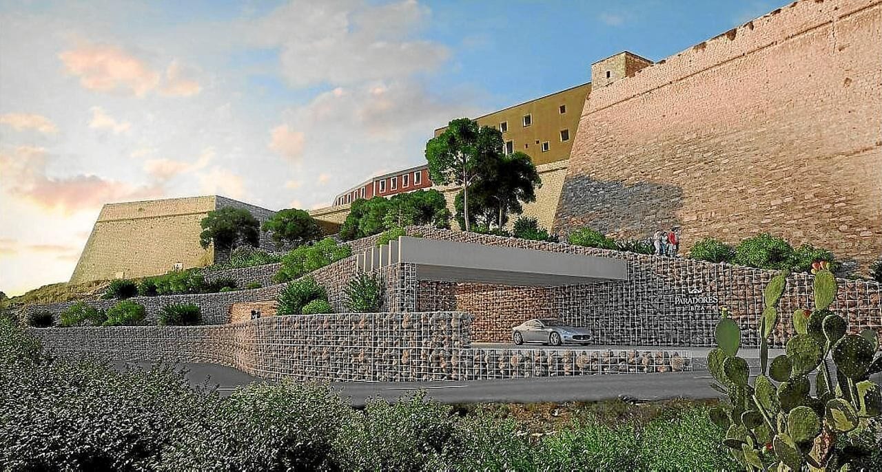 Un sitio histórico con un gran muro de piedra, un edificio moderno y una zona pavimentada con un automóvil.