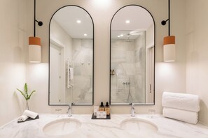 Habitación superior, vistas al mar | Ropa de cama hipoalergénica, edredones de plumas, minibar y caja fuerte