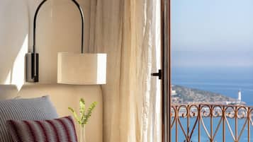 Junior Suite Room | Hypo-allergenic bedding, down comforters, minibar, in-room safe