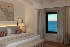 Habitación superior, vistas al mar | Ropa de cama hipoalergénica, edredones de plumas, minibar y caja fuerte