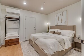 1 slaapkamer, een bureau, een strijkplank/strijkijzer, wifi