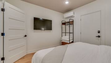 1 bedroom, desk, iron/ironing board, WiFi