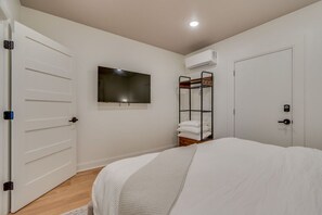 1 habitación, escritorio, tabla de planchar con plancha y wifi 