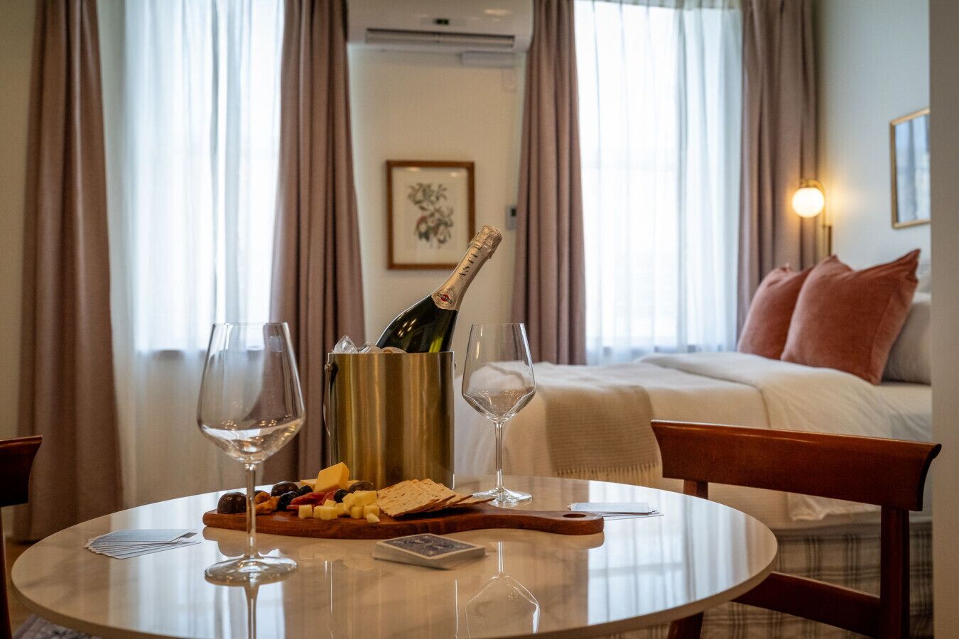 Escritorio, tabla de planchar con plancha, wifi y ropa de cama 