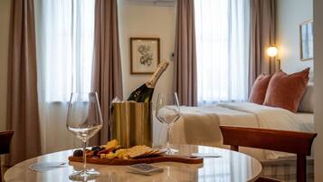 Escritorio, tabla de planchar con plancha, wifi y ropa de cama