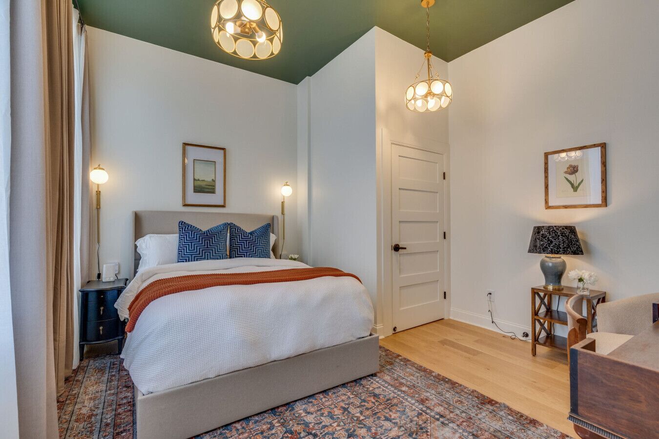 Desk, iron/ironing board, WiFi, bed sheets