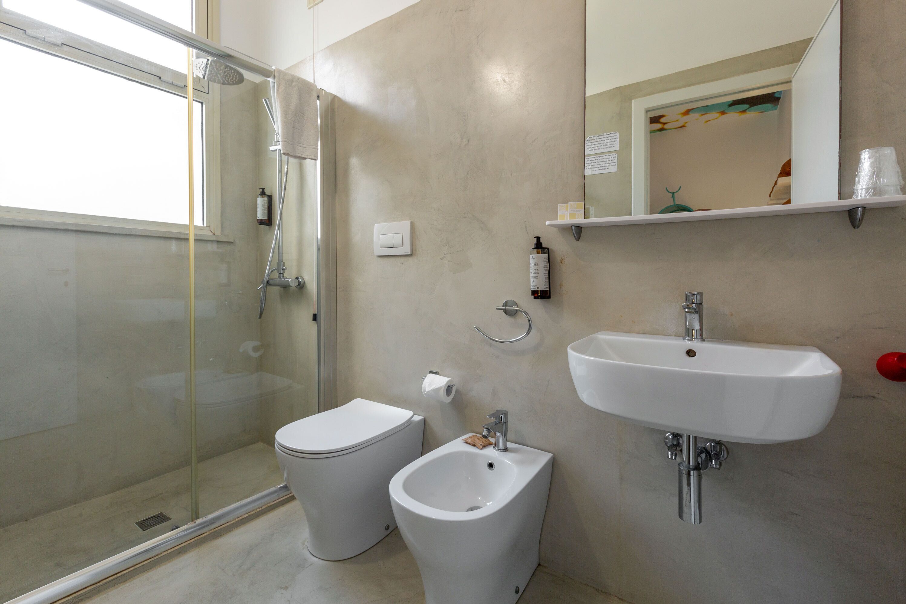 Een haardroger, handdoeken