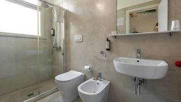 Een haardroger, handdoeken