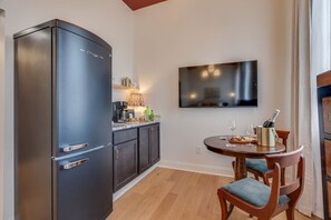 Kjøleskap, mikrobølgeovn, kaffetrakter/tekoker og brødrister