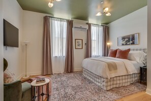 Skrivebord, strygejern/strygebræt, gratis Wi-Fi, sengetøj