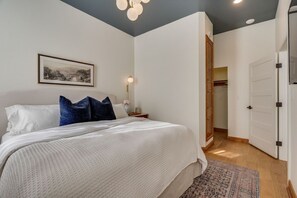 1 slaapkamer, een bureau, een strijkplank/strijkijzer, gratis wifi