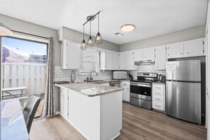 Fridge, microwave, oven, stovetop - Just Beachy MB Villa By Beach Star (Myrtle Beach)