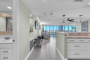 Appartamento, 1 letto queen (Mansions By The Sea 306A - Premier) | Interni