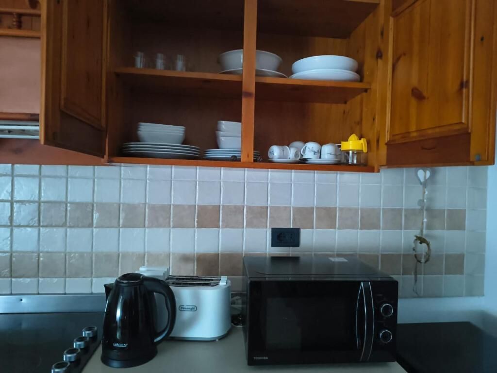 Kühlschrank, Mikrowelle, Herdplatte, Wasserkocher mit Kaffee-/Teezubehör