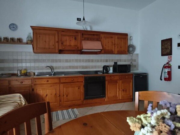 Fridge, microwave, stovetop, coffee/tea maker - Cozy apartment in quiet area a few kilometers from Malpensa. (Fornaci)