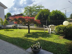 Outdoor dining - Cozy apartment in quiet area a few kilometers from Malpensa. (Fornaci)