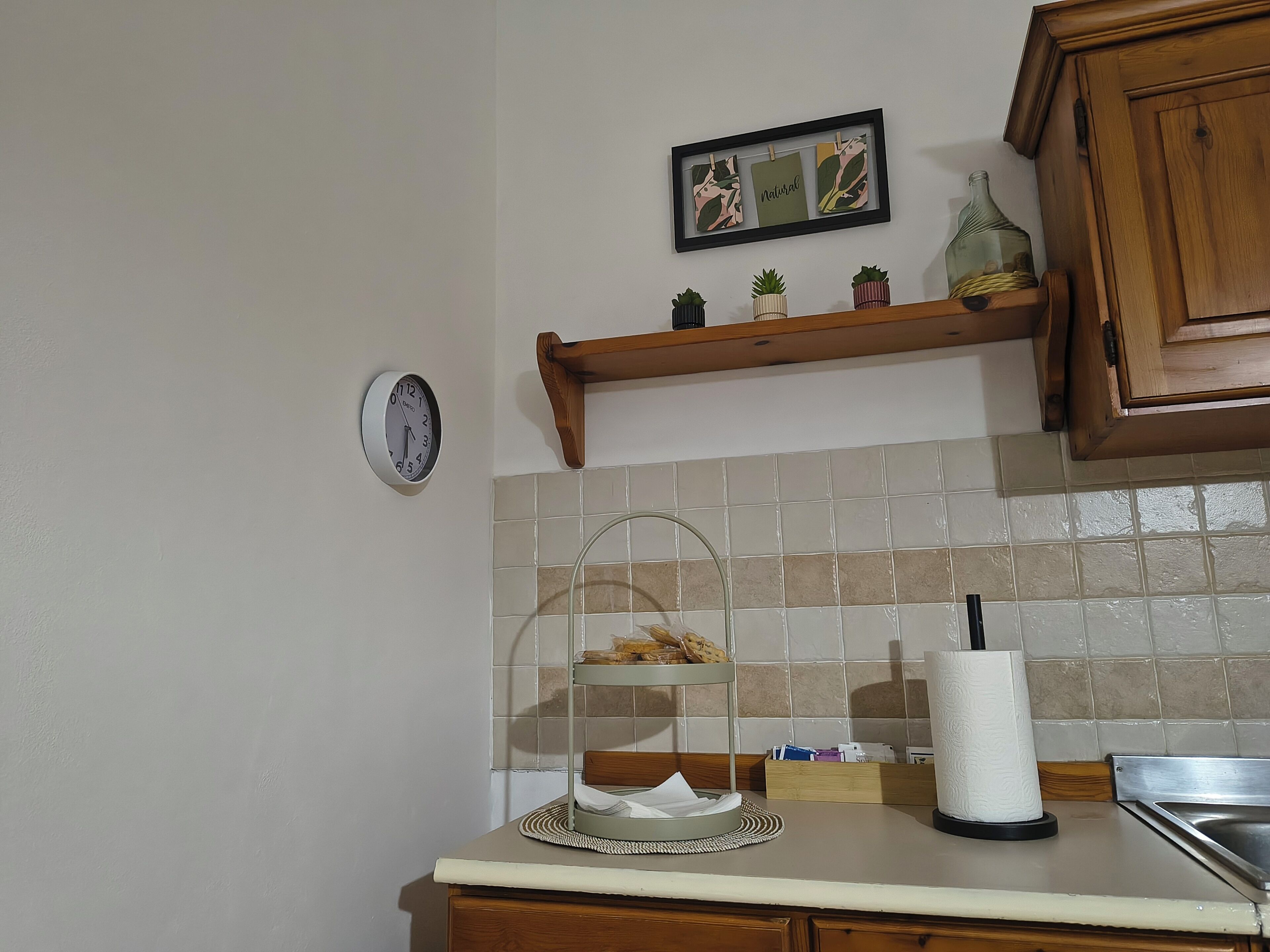 Kühlschrank, Mikrowelle, Herdplatte, Wasserkocher mit Kaffee-/Teezubehör