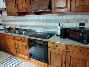 Jääkaappi, mikroaaltouuni, liesi, kahvin-/teenkeitin