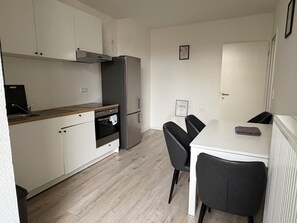 Refrigerador, horno, parrilla de estufa y utensilios de cocina 