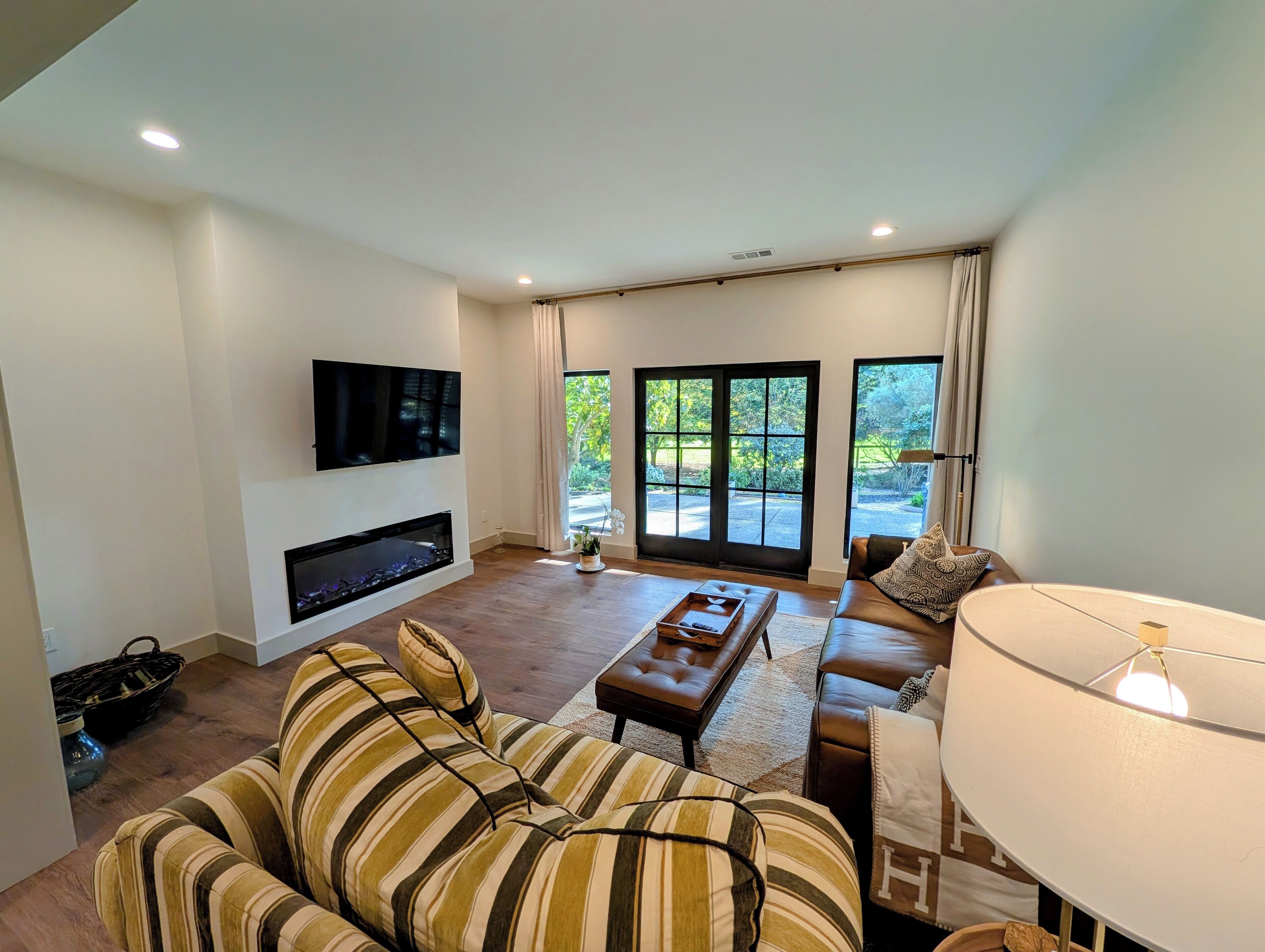 Télévision, cheminée